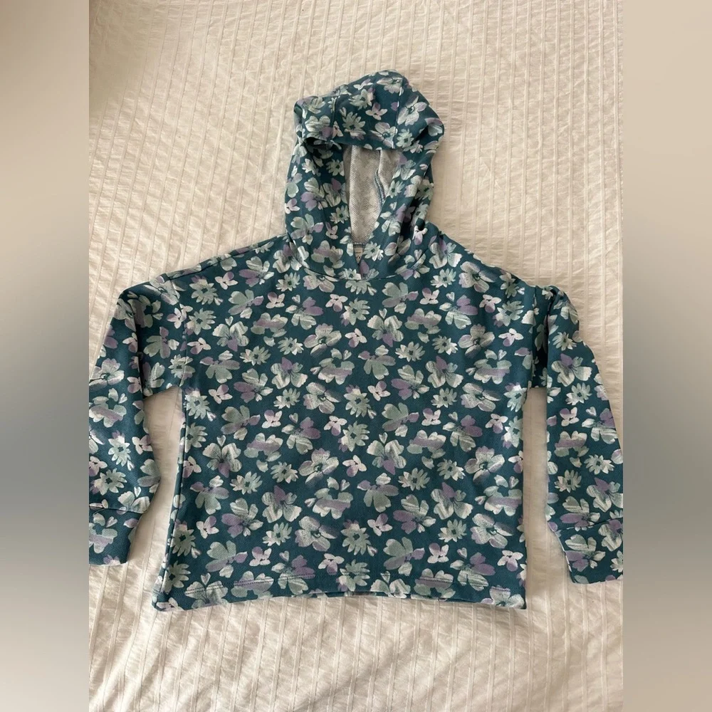 Kid Make Magic Pullover size 8 NWOT